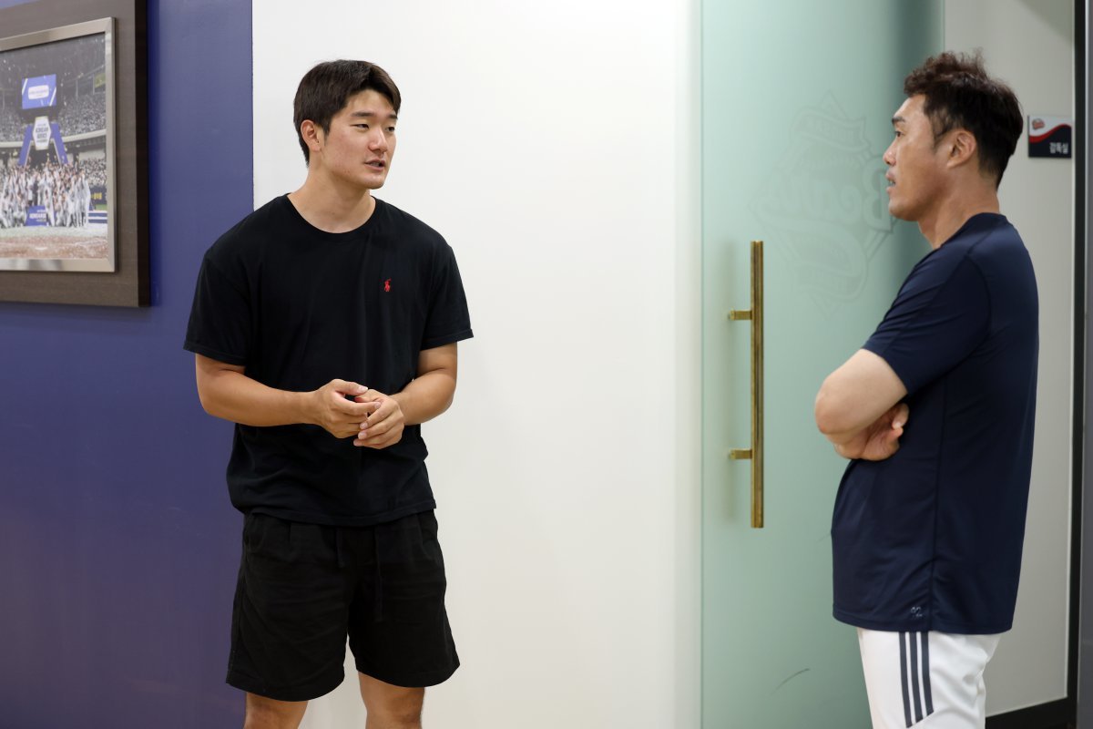 두산 안재석(왼쪽)이 조성환 감독대행과 대화를 나누고 있다. 사진제공|두산 베어스