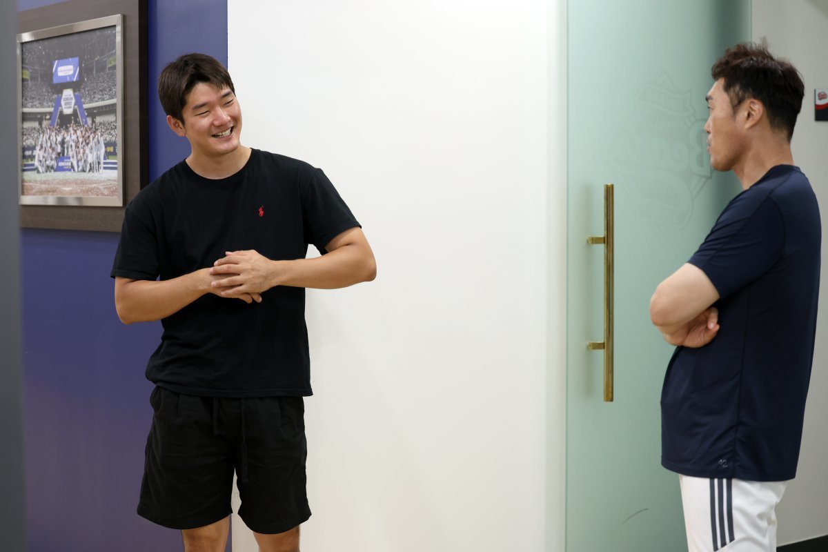 두산 내야수 안재석(왼쪽)이 12일 전역 후 처음으로 1군 엔트리에 등록됐다. 현역 복무 중에도 꾸준히 웨이트트레이닝을 하며 전역 이후를 준비했고, 건강하게 몸무게 15㎏를 늘려 탄탄한 체형으로 변신했다. 두산 내야진의 세대교체가 한창인 가운데 안재석의 포지션에도 관심이 쏠리고 있다. 사진제공|두산 베어스