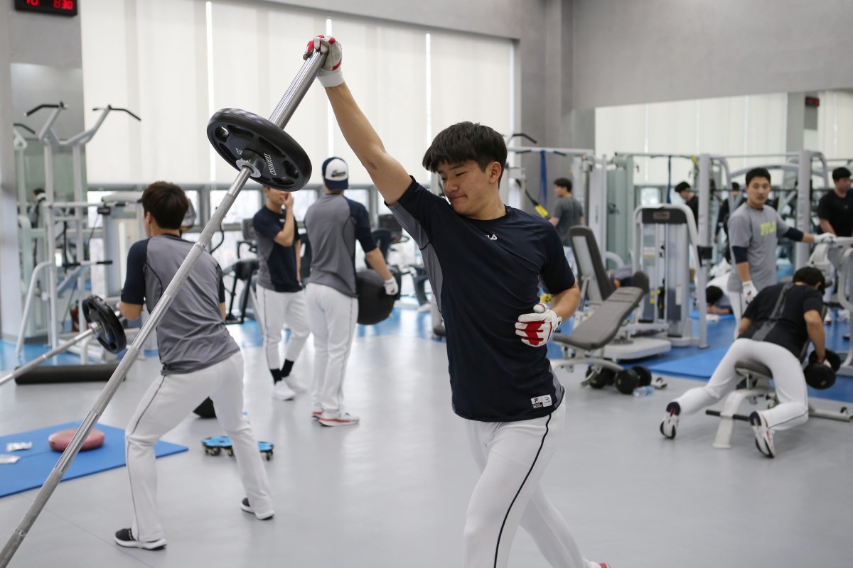2021년 2월 입단 첫해 웨이트트레이닝 훈련을 하고 있는 안재석. 사진제공|두산 베어스