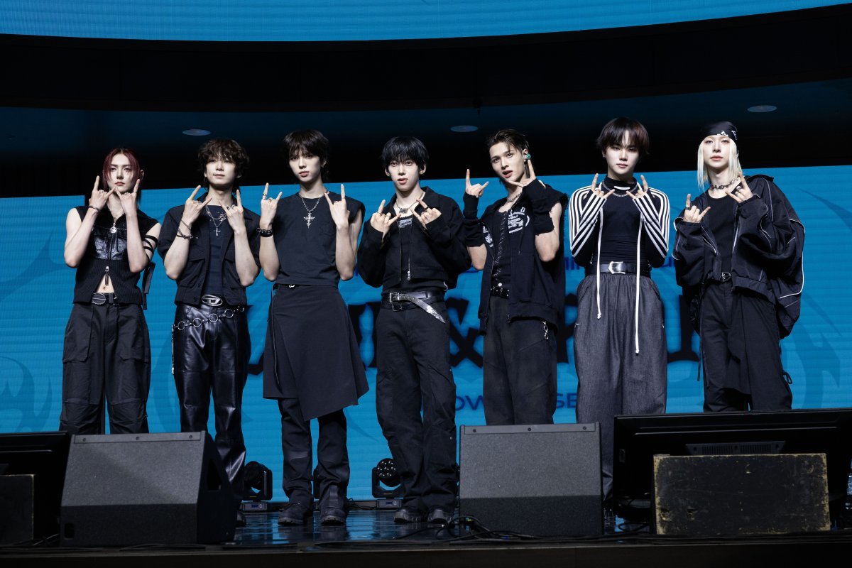 ‘FNC의 신(新) 필살기’ 앰퍼샌드원이 돌아왔다. 데뷔 1년 9개월 새 다양한 매력을 선보이며 콘셉트 맛집이란 호평도 얻었던 이들이 새 앨범에 담은 분위기는 트랩(Trap), 라쳇(Ratchet) 등으로 대변되는 거친 힙합 사운드다.     사진제공|FNC엔터테인먼트