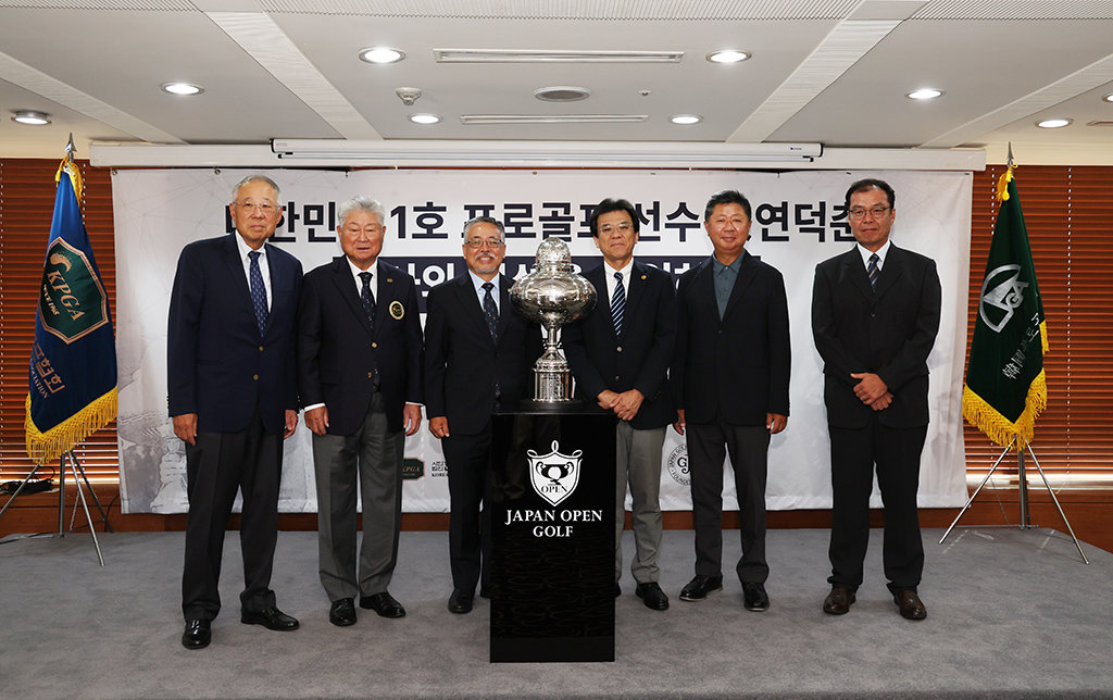 12일 서울 중구 소재 한국프레스센터에서는 진행된 ‘대한민국 1호 프로골프 선수 故 연덕춘, 역사와 전설을 복원하다’ 행사에서 류진 풍산그룹 회장, 문홍식 KPGA 고문, 김원섭 KPGA 회장, 야마나카 히로시 JGA 최고 운영 책임자, 강형모 KGA 회장, 문성욱 KPGA 프로(왼쪽부터)가 기념 촬영을 하고 있다. 사진제공 | KPGA