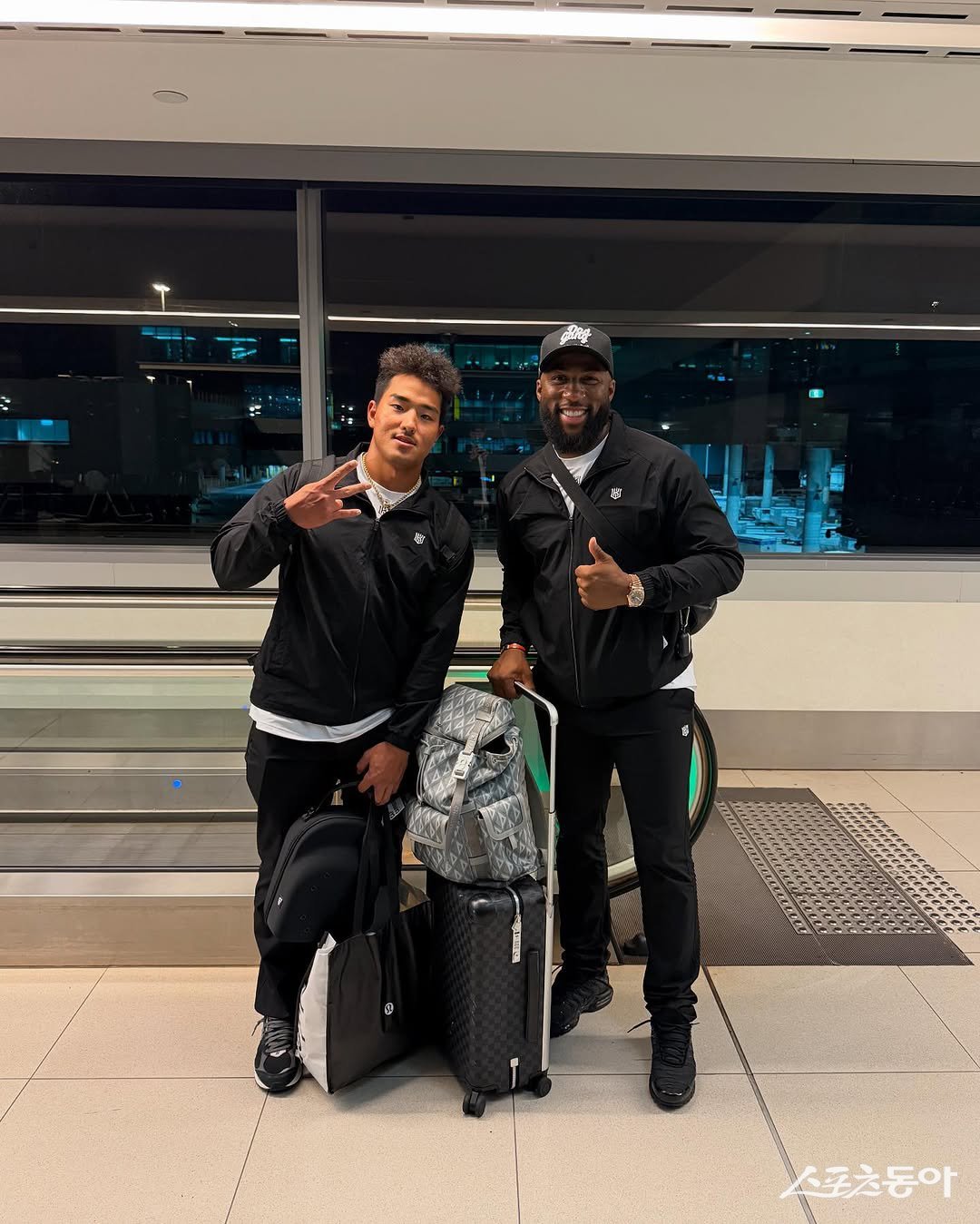 KT 안현민(왼쪽)과 멜 로하스 주니어가 2월 호주 질롱에서 1차 스프링캠프를 마친 뒤 멜버른공항에서 기념 사진을 촬영하고 있다. 사진출처|멜 로하스 주니어 인스타그램 캡처