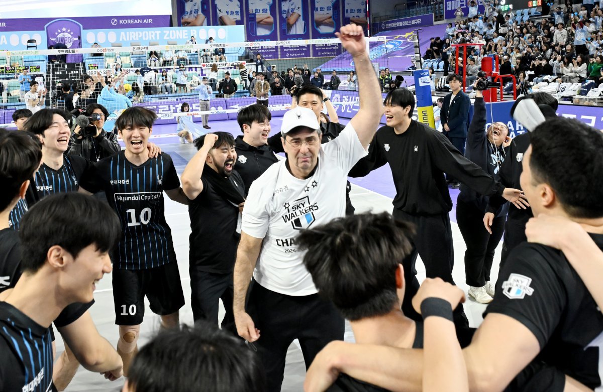 2025~2026시즌 V리그가 10월 18일 개막한다. 정규리그는 팀당 36경기씩 총 252경기가 펼쳐진다. 올스타전은 내년 1월 25일, 포스트시즌은 내년 3월 21일 막을 올린다. 사진은 2024~2025시즌 남자부 트레블을 달성한 뒤 기뻐하는 현대캐피탈 선수단. 사진제공|KOVO