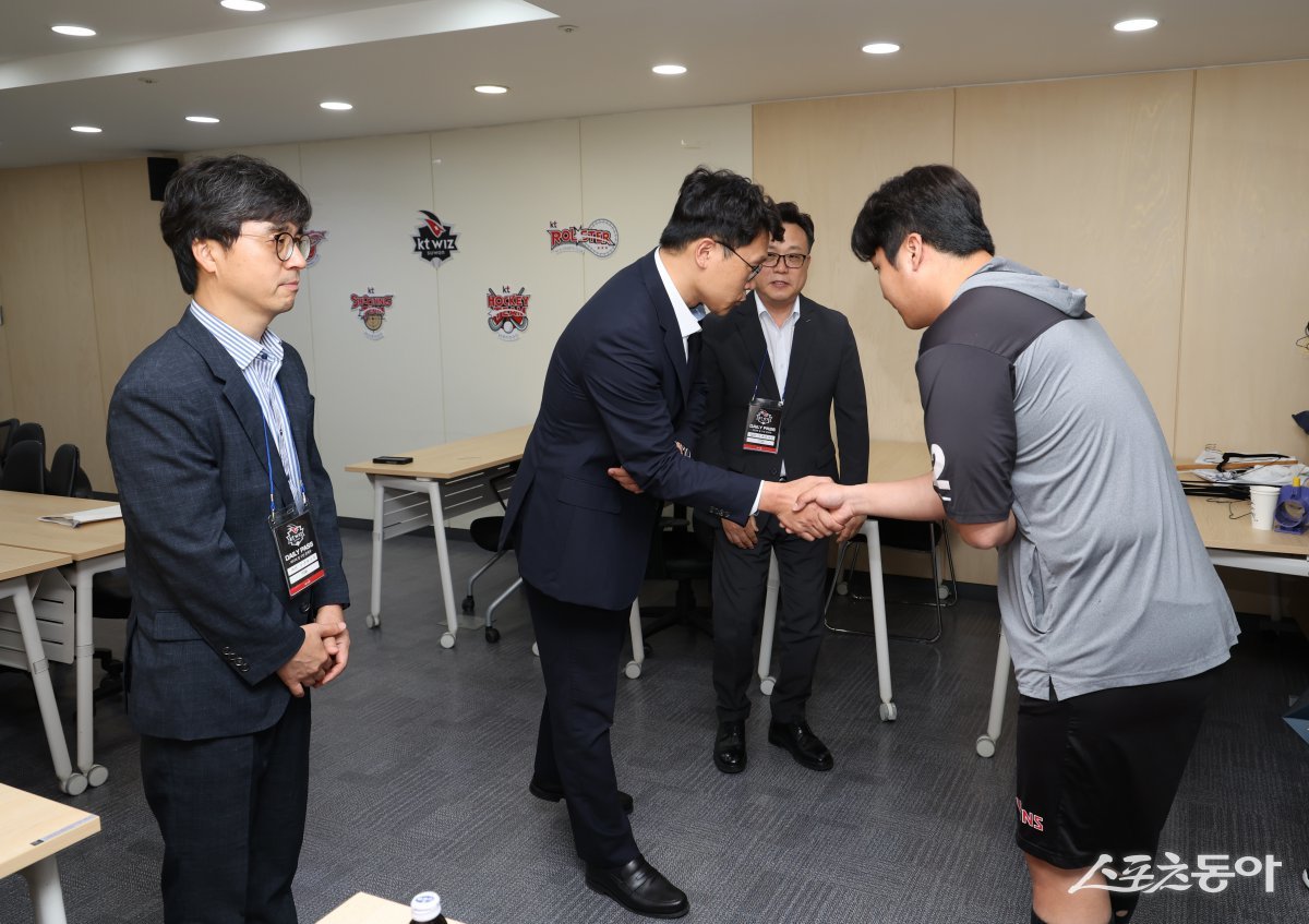 LG 문보경(오른쪽)이 12일 수원KT위즈파크에서 한화 편파 중계 도중 자신의 타격 준비 동작을 장애에 빗댄 TJB 관계자들의 사과를 받고 있다. 사진제공|LG 트윈스