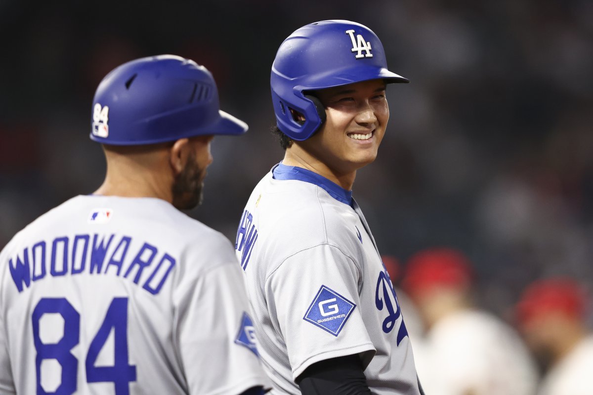다저스 오타니(오른쪽)는 12일(한국시간) 에인절스와 원정경기에서 시즌 42호 홈런을 터트렸다. 그는 이 홈런을 NL 홈런 선두로 올라섰다. LA(미 캘리포니아주)|AP뉴시스