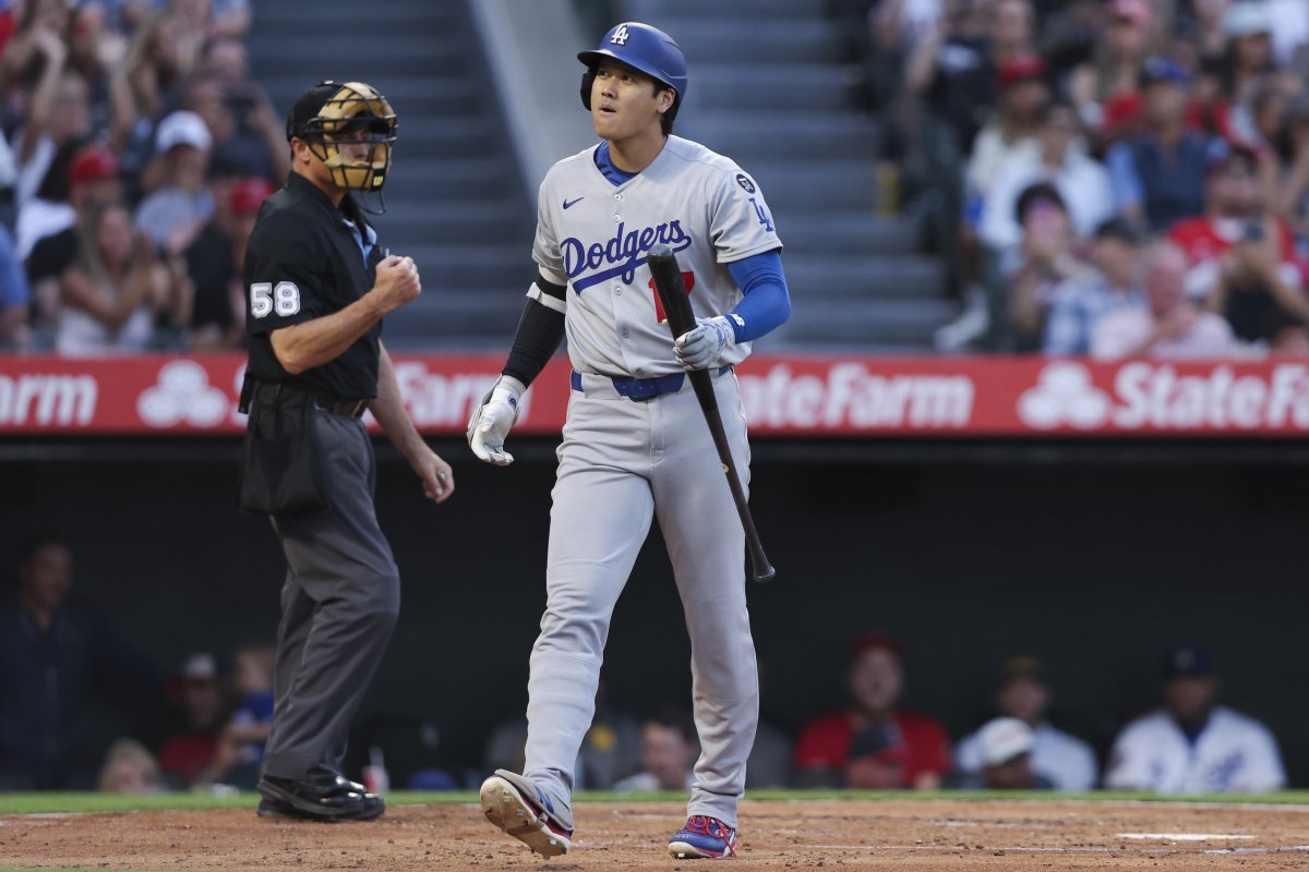 다저스 오타니(오른쪽)는 12일(한국시간) 에인절스와 원정경기에서 시즌 42호 홈런을 터트렸다. 그는 이 홈런을 NL 홈런 선두로 올라섰다. LA(미 캘리포니아주)|AP뉴시스
