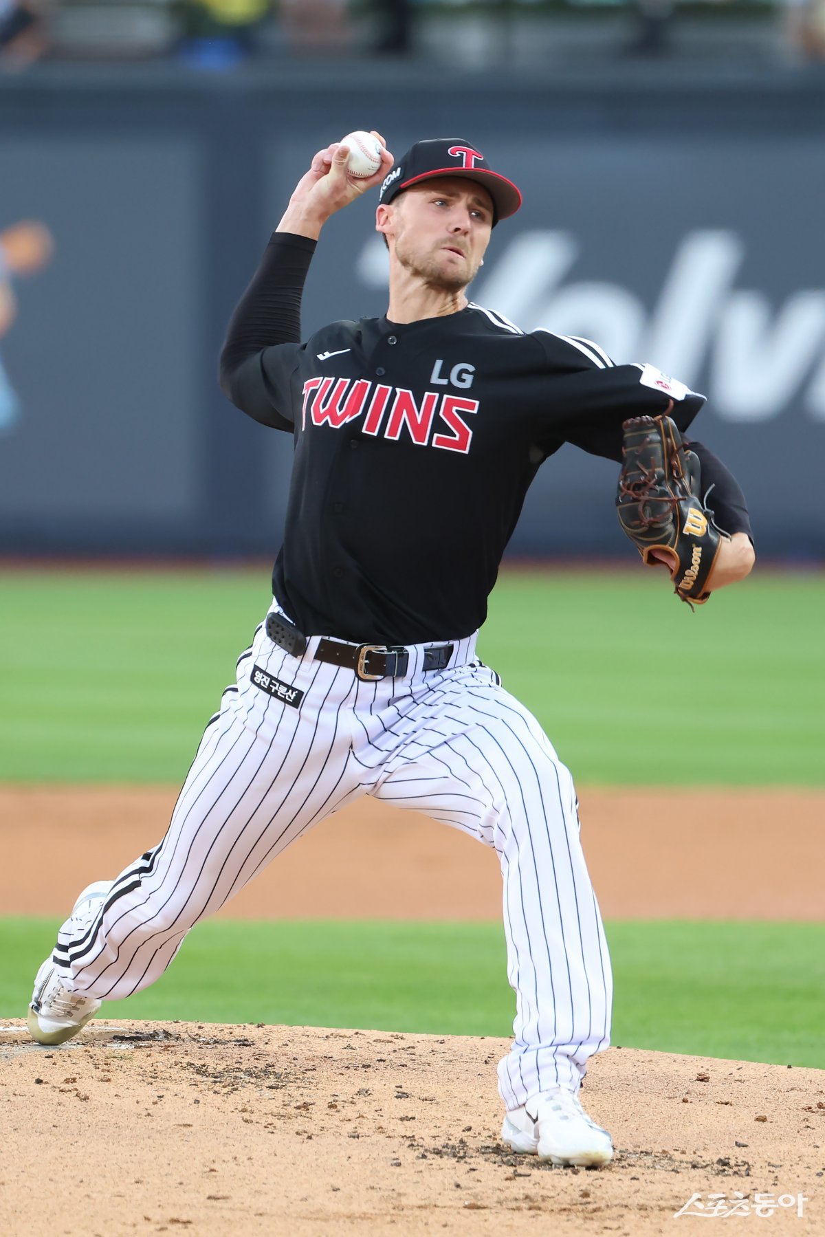 LG 외국인투수 앤더스 톨허스트가 12일 수원KT위즈파크에서 열린 KT전에 선발등판해 역투하고 있다. 톨허스트는 7이닝 무실점 역투로 데뷔전부터 강렬한 인상을 남겼다. 사진제공｜LG 트윈스