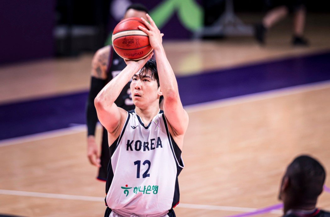 남자농구국가대표팀 포워드 문정현이 12일 괌과 ‘2025 FIBA 아시아컵 남자농구대회’ 8강 진출전에서 슛을 시도하고 있다. 이날 문정현은 18점·8리바운드의 활약으로 대표팀의 99-66 승리를 이끌었다. 대표팀은 14일 중국과 8강전을 치른다. 사진제공|FIBA