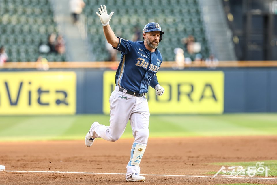 NC 데이비슨이 12일 잠실 두산전에서 결승 3점홈런을 쳐내며 팀의 3-2 승리를 이끌었다. 1회초 홈런을 쳐낸 뒤 그라운드를 돌고 있는 데이비슨. 사진제공|NC 다이노스