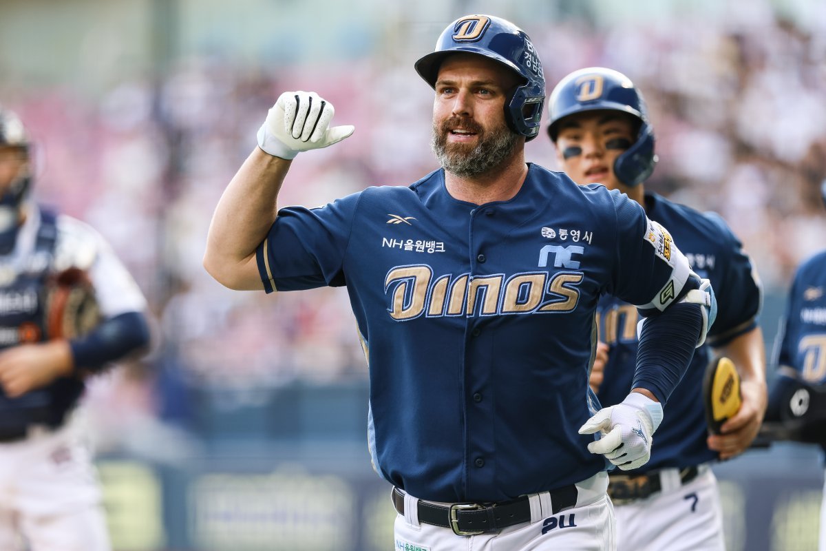 NC 데이비슨이 12일 잠실 두산전에서 결승 3점홈런을 쳐내며 팀의 3-2 승리를 이끌었다. 1회초 홈런을 쳐낸 뒤 환호하는 데이비슨. 사진제공|NC 다이노스