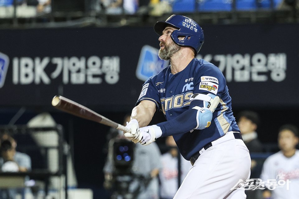 NC 데이비슨이 12일 잠실 두산전에서 결승 3점홈런을 쳐내며 팀의 3-2 승리를 이끌었다. 1회초 홈런을 쳐낸 뒤 타구를 응시하는 데이비슨. 사진제공|NC 다이노스