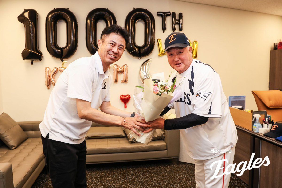 한화 김경문 감독(오른쪽)이 12일 대전 한화생명볼파크에서 열린 2025 KBO리그 롯데전에서 팀의 2-0 승리로 개인 통산 1000승을 달성했다. 한화 손혁 단장이 경기를 마친 후 김 감독에게 1000승 기념 꽃다발을 전달하는 모습. 사진제공|한화 이글스