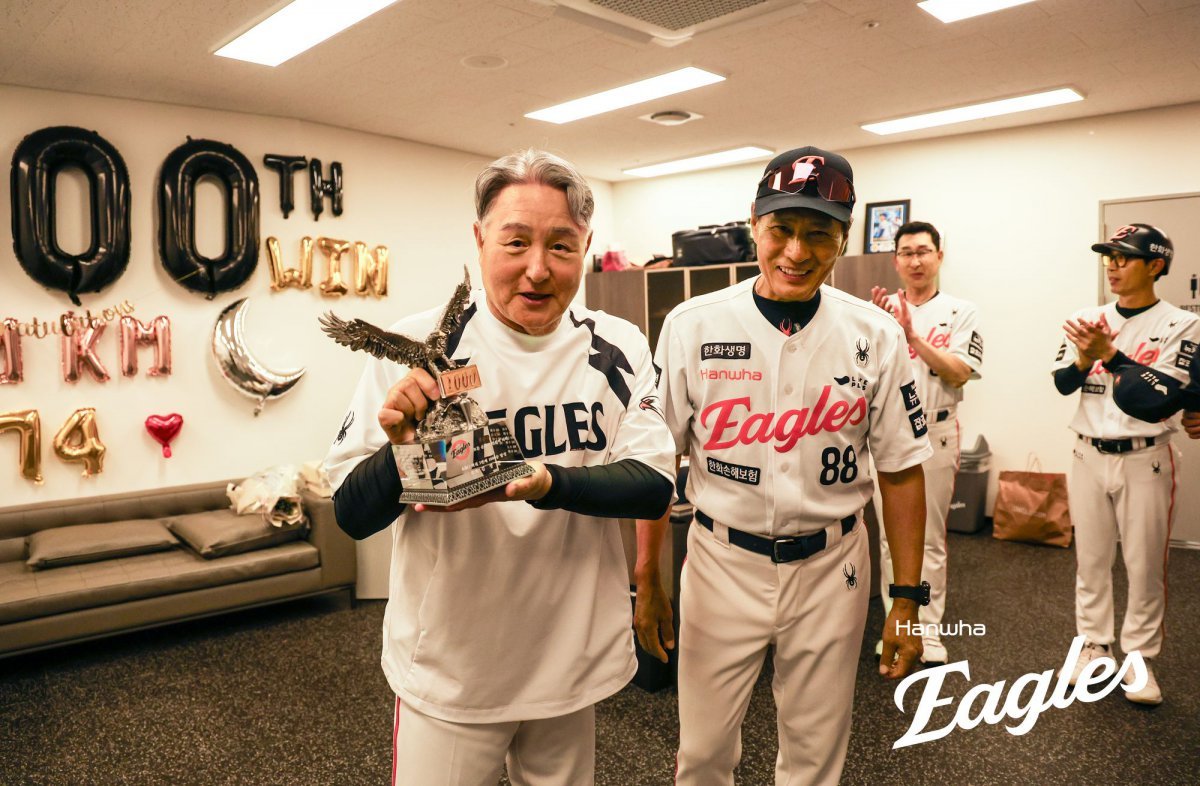 한화 김경문 감독(왼쪽). 사진제공|한화 이글스