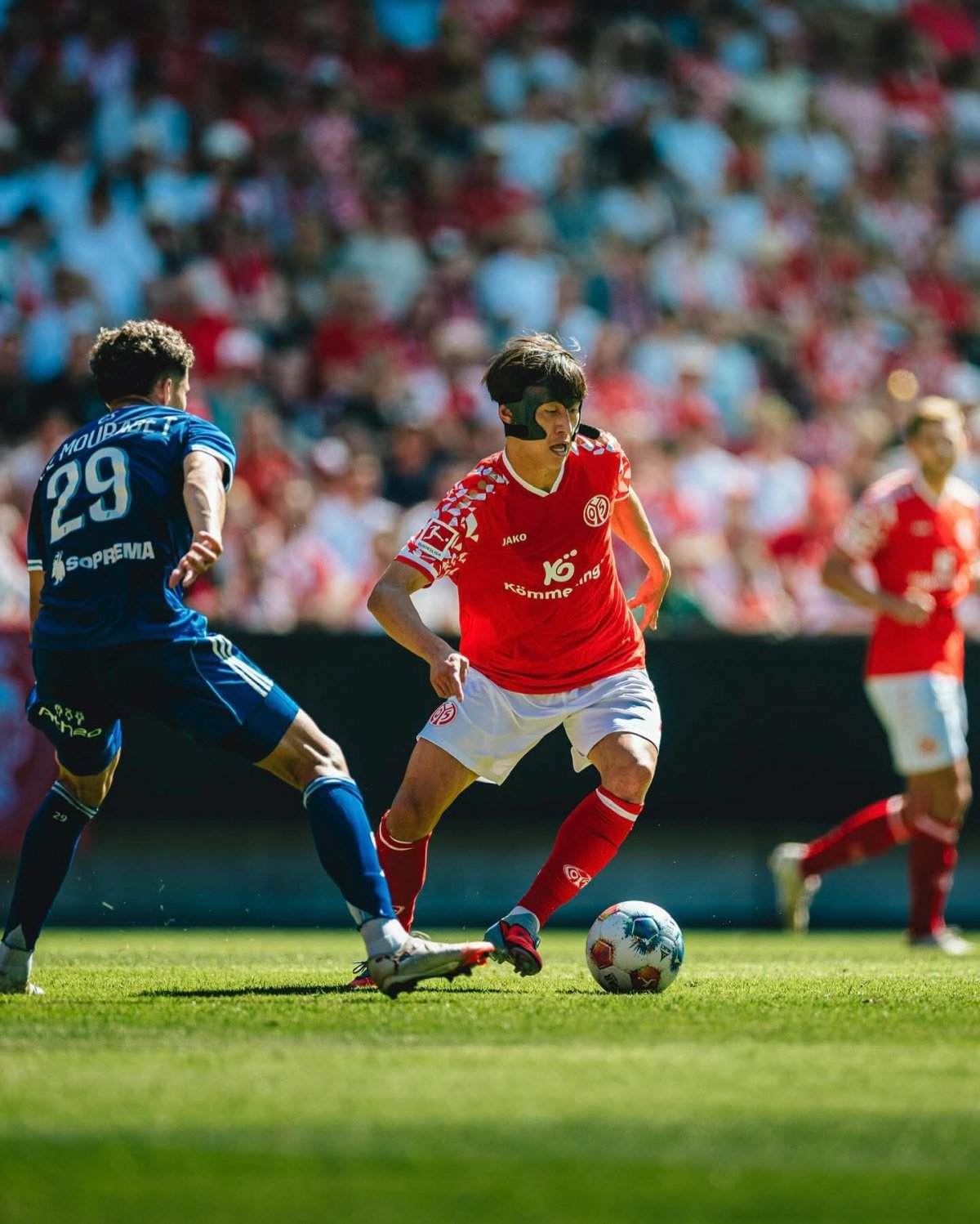 마인츠 이재성(오른쪽)이 10일 홈 경기장에서 열린 스트라스부르와 프리시즌 친선경기에서 드리블 돌파를 하고 있다. 사진출처|마인츠05 페이스북