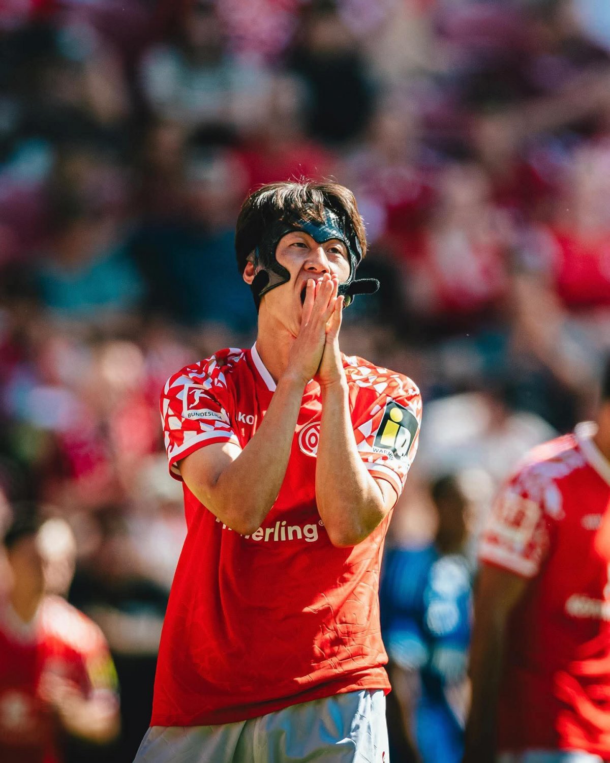 마인츠 이재성(오른쪽)이 10일 홈 경기장에서 열린 스트라스부르와 프리시즌 친선경기에서 드리블 돌파를 하고 있다. 사진출처|마인츠05 페이스북