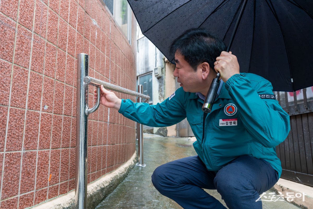 부산 부산진구가 안전하고 걷기 좋은 도심 보행환경을 조성하기 위해 2023년부터 지속적으로 추진해 온 ‘고지대 보행취약지 정비사업’을 완료한 가운데 김영욱 구청장이 난간을 점검하고 있다. (사진제공=부산진구)