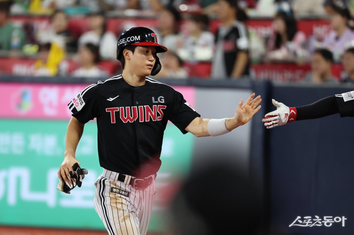 LG 구본혁이 12일 수원KT위즈파크에서 열린 KT와 원정경기 도중 득점을 올린 뒤 동료와 손뼉을 마주치고 있다. 사진제공｜LG 트윈스