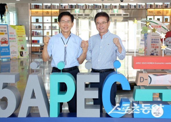 이철우 경북도지사(오른쪽)를 방문한 김문수 국민의힘 당 대표 후보가 함께 파이팅하고 있다. 사진제공 ㅣ 경북도