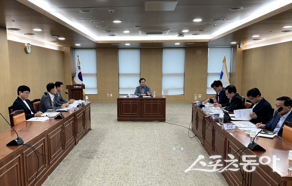 김학홍 경북도 행정부지사 주재로 영일만 횡단구간 고속도로 조기 추진 대책 회의가 진행되고 있다. 사진제공 ㅣ 경북도