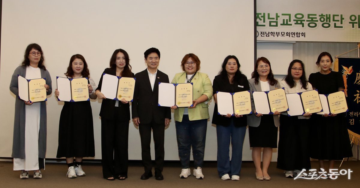 전라남도교육청은 지난 12일 나주 빛가람호텔에서 ‘전남교육동행단 위촉식’을 열고, 권역별 학부모와 지역민에게 위촉장을 전달했다. 사진제공=전남도교육청