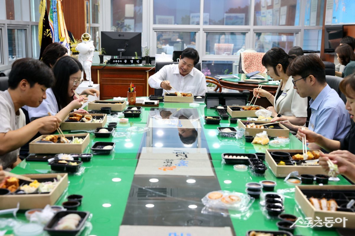 공영민 고흥군수가 지난 12일 군수 집무실에서 민생회복 소비쿠폰 배부와 폭염 및 집중호우 비상근무로 고생하는 읍·면사무소 직원들과 ‘도시락 데이트’를 가졌다. 사진제공=고흥군
