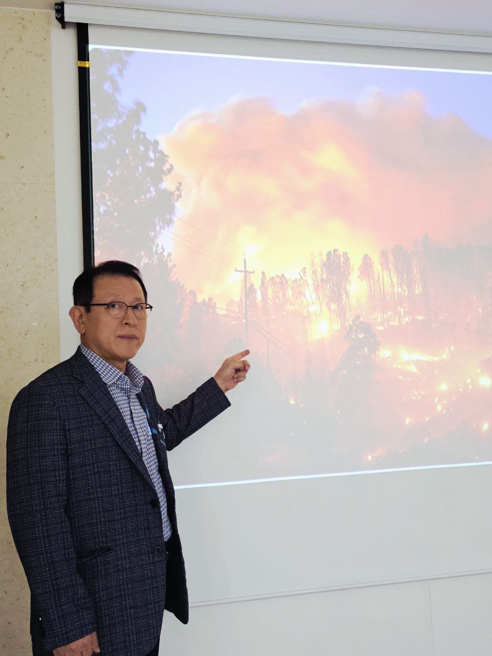 최학수 환경안전보건협회장이 최근 대형 산불에 대한 설명과 ‘카이툰시스템’ 착용의 중요성에 대해 설명하고 있다. 사진 ㅣ 정태기 기자