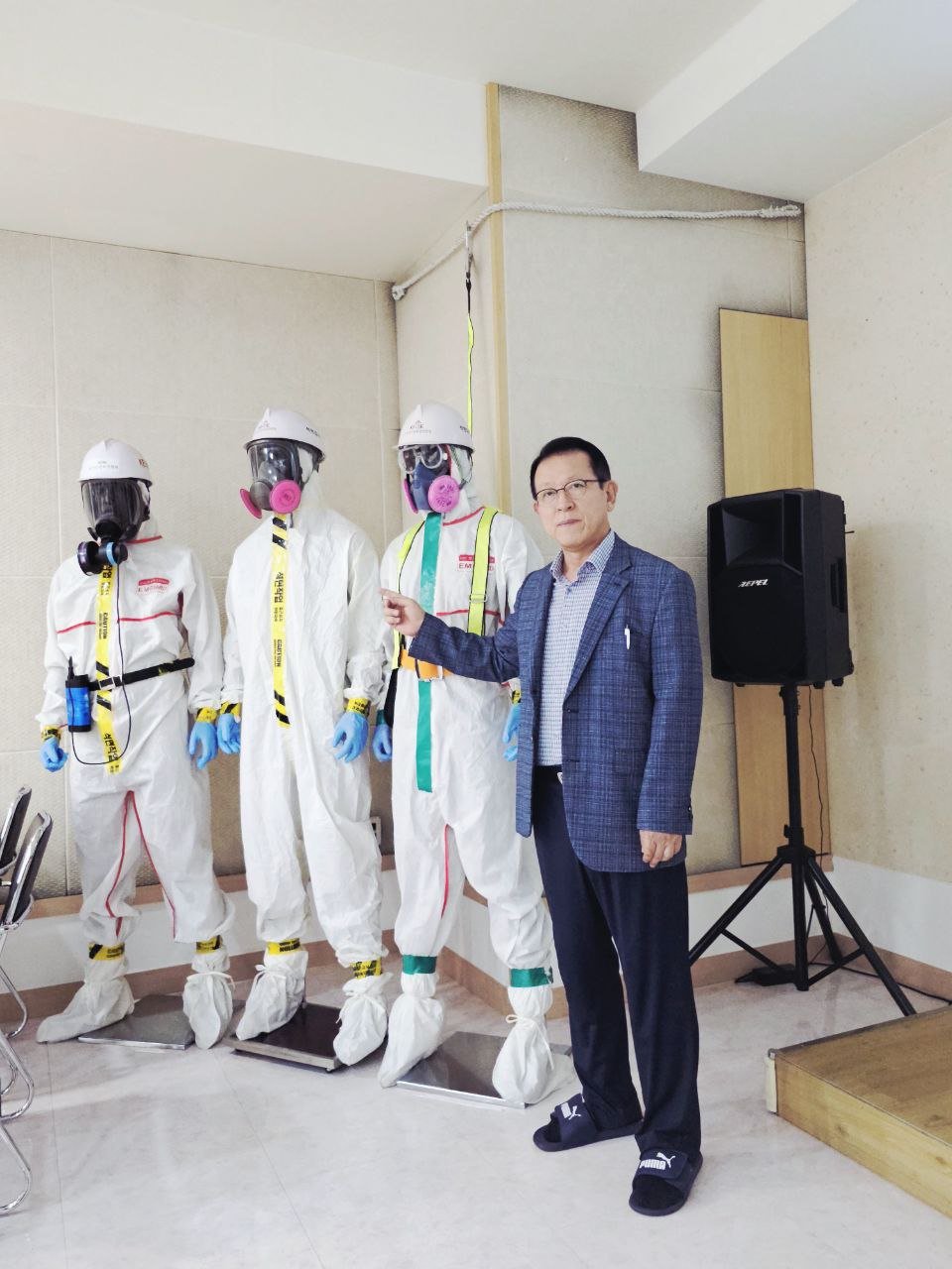 최학수 환경안전보건협회장이 유해물질취급작업 시 안전보호구 ‘카이툰시스템’ 착용의 중요성에 대해 설명하고 있다.  사진 ㅣ 정태기 기자