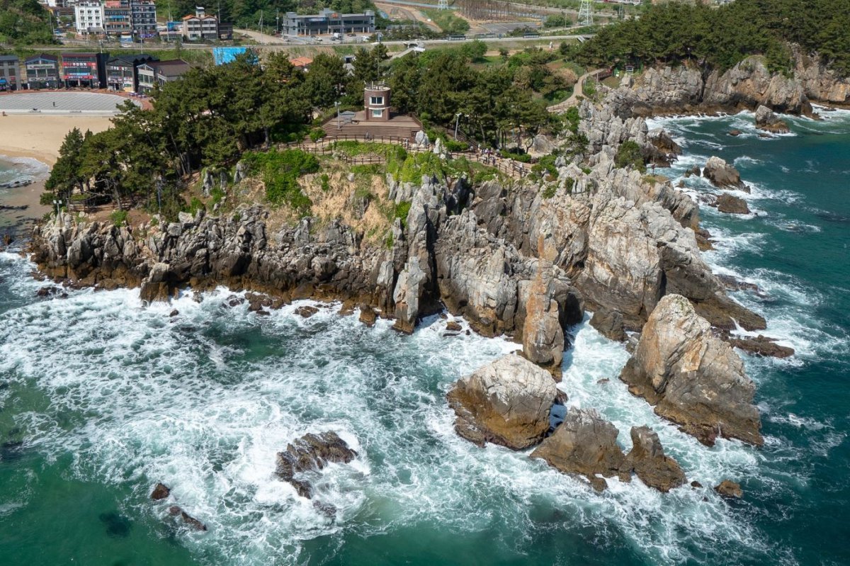 동해 추암해변 촛대바위 (한국관광공사 제공)