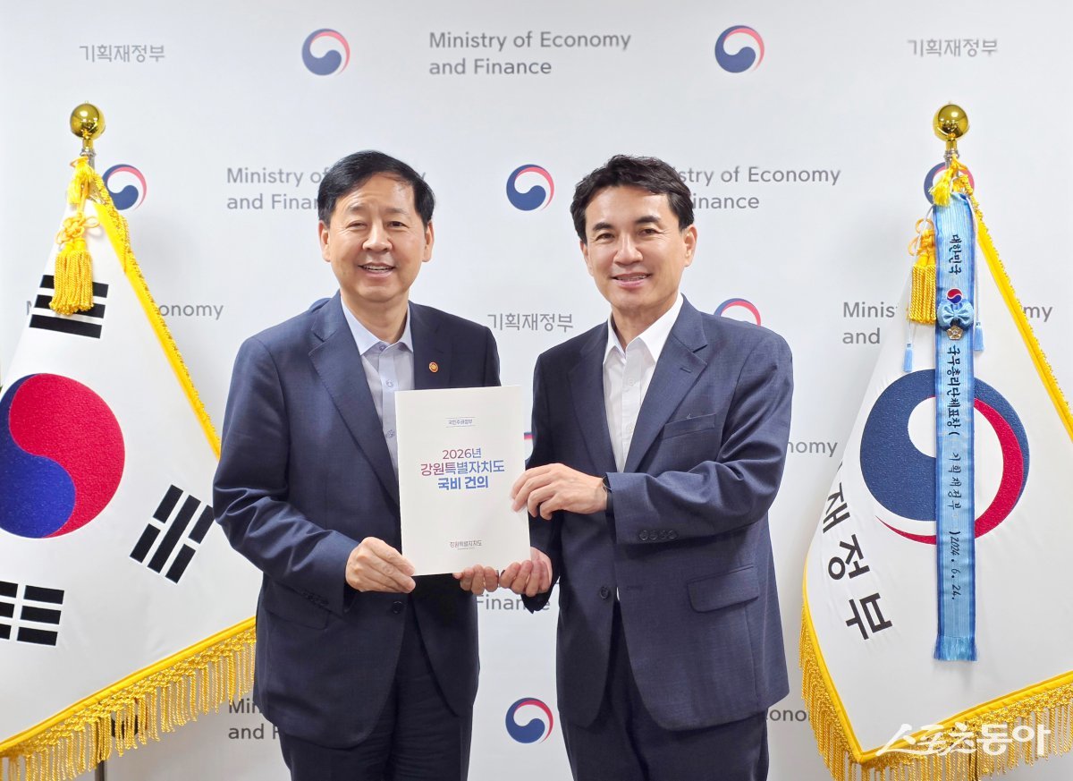 김진태 강원특별자치도지사는 8월 13일 정부서울청사를 방문해 구윤철 기획재정부 장관과 면담을 갖고, 내년도 핵심 현안사업 3건의 예비타당성조사(예타) 조속 통과와 국비 반영을 요청했다(왼쪽부터 구윤철 장관, 김진태 지사) . 사진제공|강원도