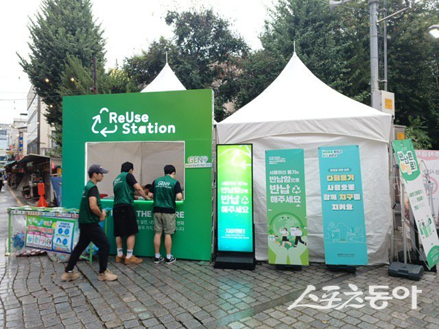 대전시가 ‘2025년 0시 축제’에서 다회용기 135만 개를 지원하며 쓰레기 없는 친환경 축제 실현에 속도를 내고 있다(현장 모습). 사진제공｜대전시