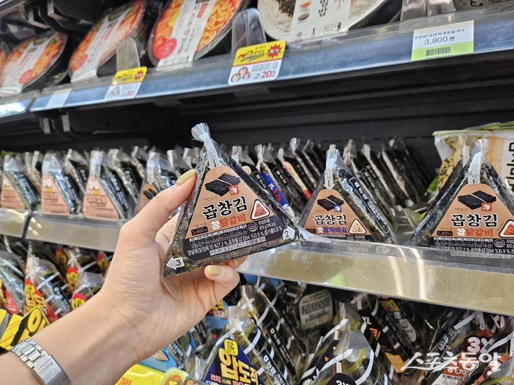 진도군이 BGF리테일과 협업해 진도 곱창김 삼각김밥 2종을 출시했다. 사진제공=BGF리테일