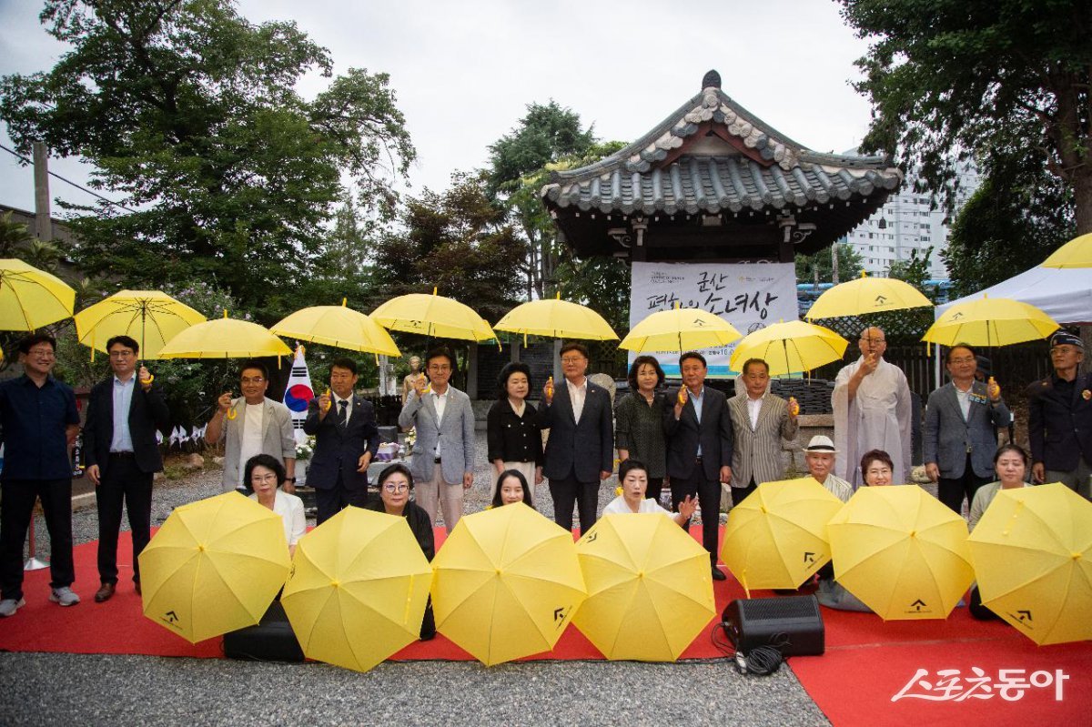 지난 12일 동국사 경내 소녀상 앞에서 ‘제10회 군산평화의소녀상 문화제’. 사진제공=군산시