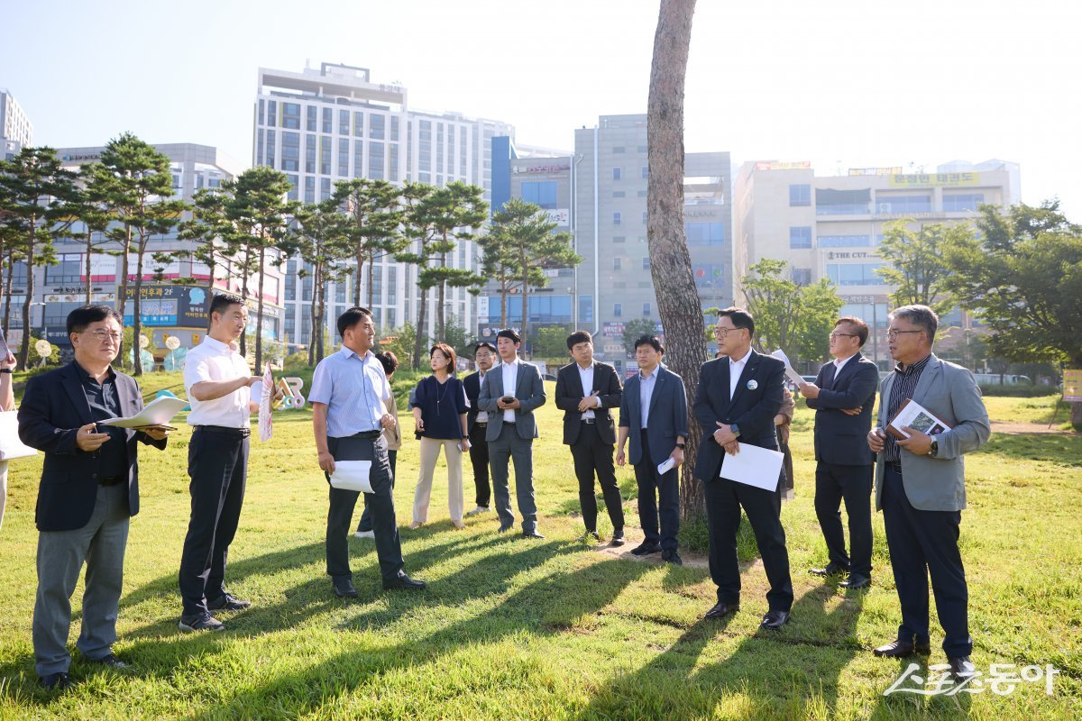 강수현 시장(오른쪽 3번째)이 12일 간부공무원 등 10여 명이 참석한 가운데 옥정호수공원 야간조형물 설치 예정지 선정을 위한 현장 간부회의를 개최하고 있다.  사진제공ㅣ양주시 