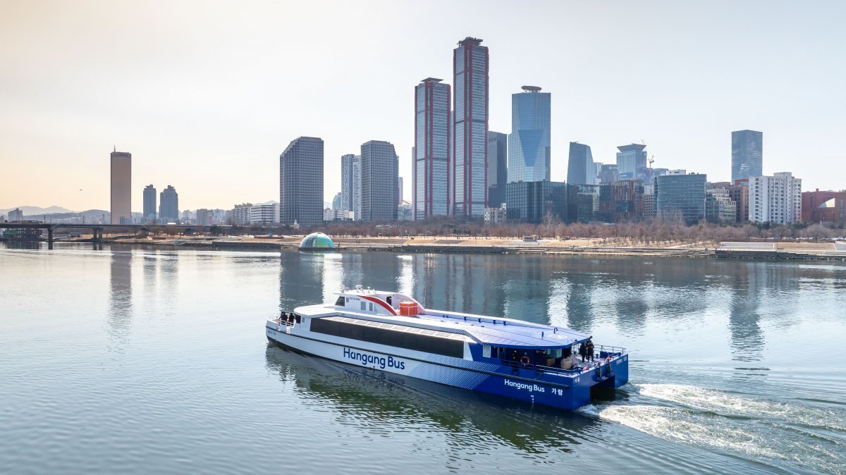 9월 18일부터 공식 운항을 시작하는 한강버스는 마곡과 잠실 31.5km를 오가며 새로운 교통 및 관광수단의 역할을 하게 된다. 사진제공 | 서울관광재단