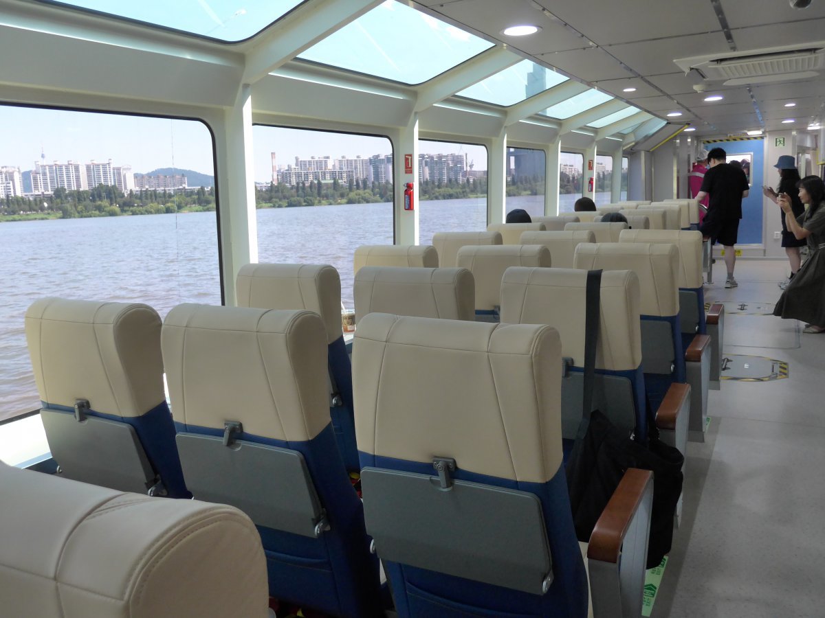한강버스의 내부. 객석은 비행기 이코노미석과 비슷하다.