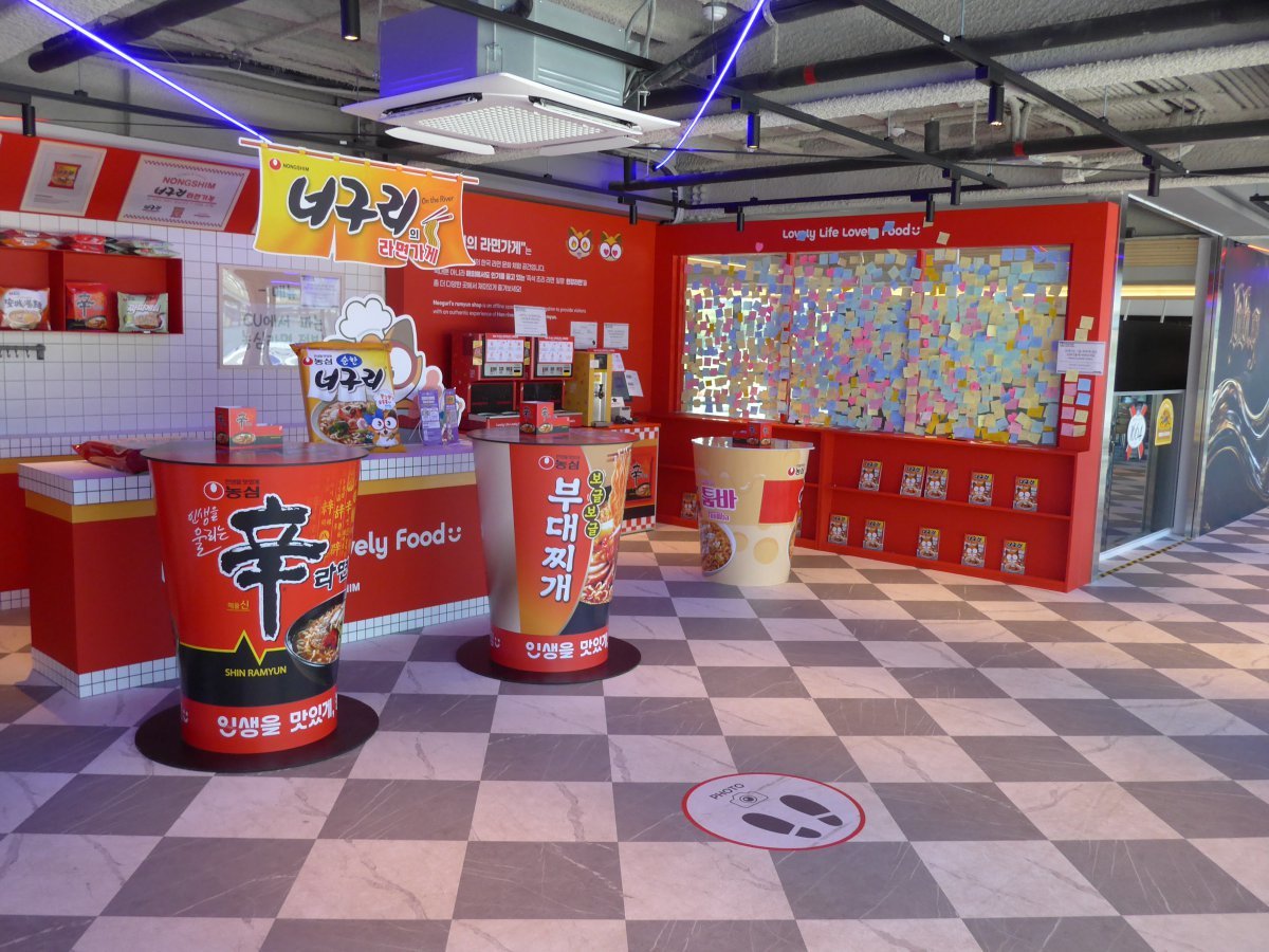 여의도 선착장 2층의 ‘너구리의 라면가게’.