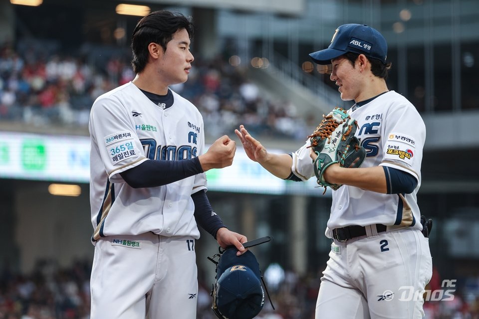 NC 김영규(왼쪽)는 8일 창원 KIA전에서 올 시즌 10홀드를 달성했다. 지난해부터 그를 괴롭혔던 왼쪽 팔꿈치 부상과 싸우면서도 4년 연속 10홀드라는 값진 기록을 거뒀다. 사진제공|NC 다이노스