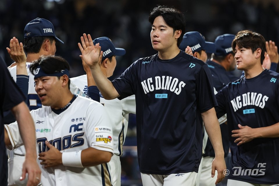 NC 김영규(가운데)는 8일 창원 KIA전에서 올 시즌 10홀드를 달성했다. 지난해부터 그를 괴롭혔던 왼쪽 팔꿈치 부상과 싸우면서도 4년 연속 10홀드라는 값진 기록을 거뒀다. 사진제공|NC 다이노스