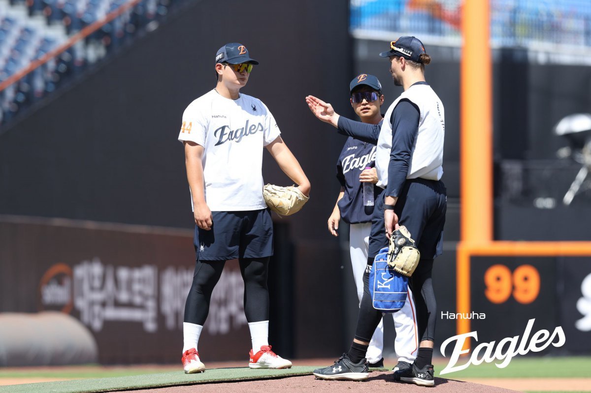 한화 김서현(왼쪽)이 팀 동료 라이언 와이스(오른쪽)와 대전 한화생명볼파크 마운드에서 대화를 나누고 있다. 사진제공｜한화 이글스