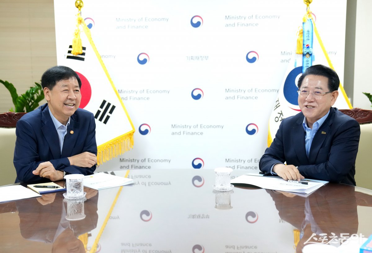 김영록 전라남도지사가 13일 오전 정부서울청사에서 구윤철 경제부총리 겸 기획재정부 장관과 면담을 갖고 전남도 핵심 사업 해결을 위한 건의 및 협조를 요청하고 있다. 사진제공=전남도