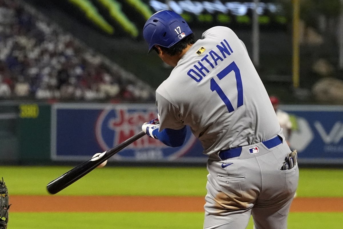 다저스 오타니는 13일(한국시간) 에인절스와 원정경기에서 시즌 43호 홈런을 터트렸다. 그는 이 홈런을 NL 홈런 단독 선두로 올라섰다. LA(미 캘리포니아주)|AP뉴시스