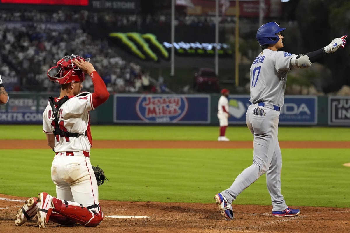 다저스 오타니(오른쪽)는 13일(한국시간) 에인절스와 원정경기에서 시즌 43호 홈런을 터트렸다. 그는 이 홈런을 NL 홈런 단독 선두로 올라섰다. LA(미 캘리포니아주)|AP뉴시스