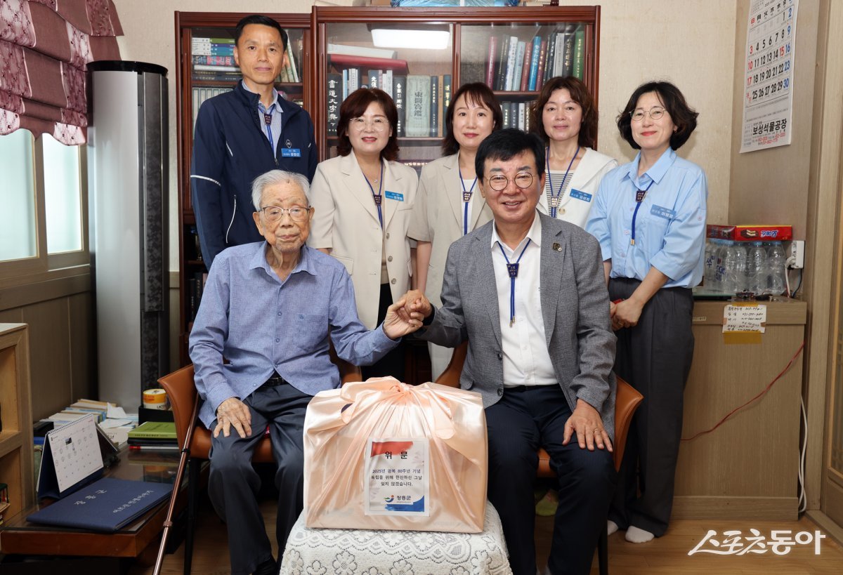 김성 장흥군수가 최근 직원들과 함께 故위석규 선생의 유족을 만나 위문품을 전달했다. 사진제공=장흥군