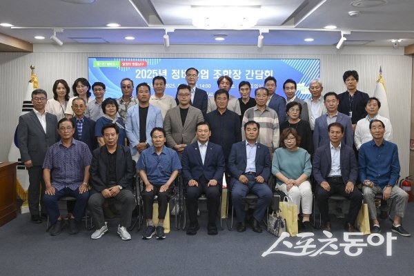 조재구 대구 남구청장이 관내 정비사업 조합장 간담회를 열고, 기념 촬영하고 있다. 사진제공 ㅣ 남구