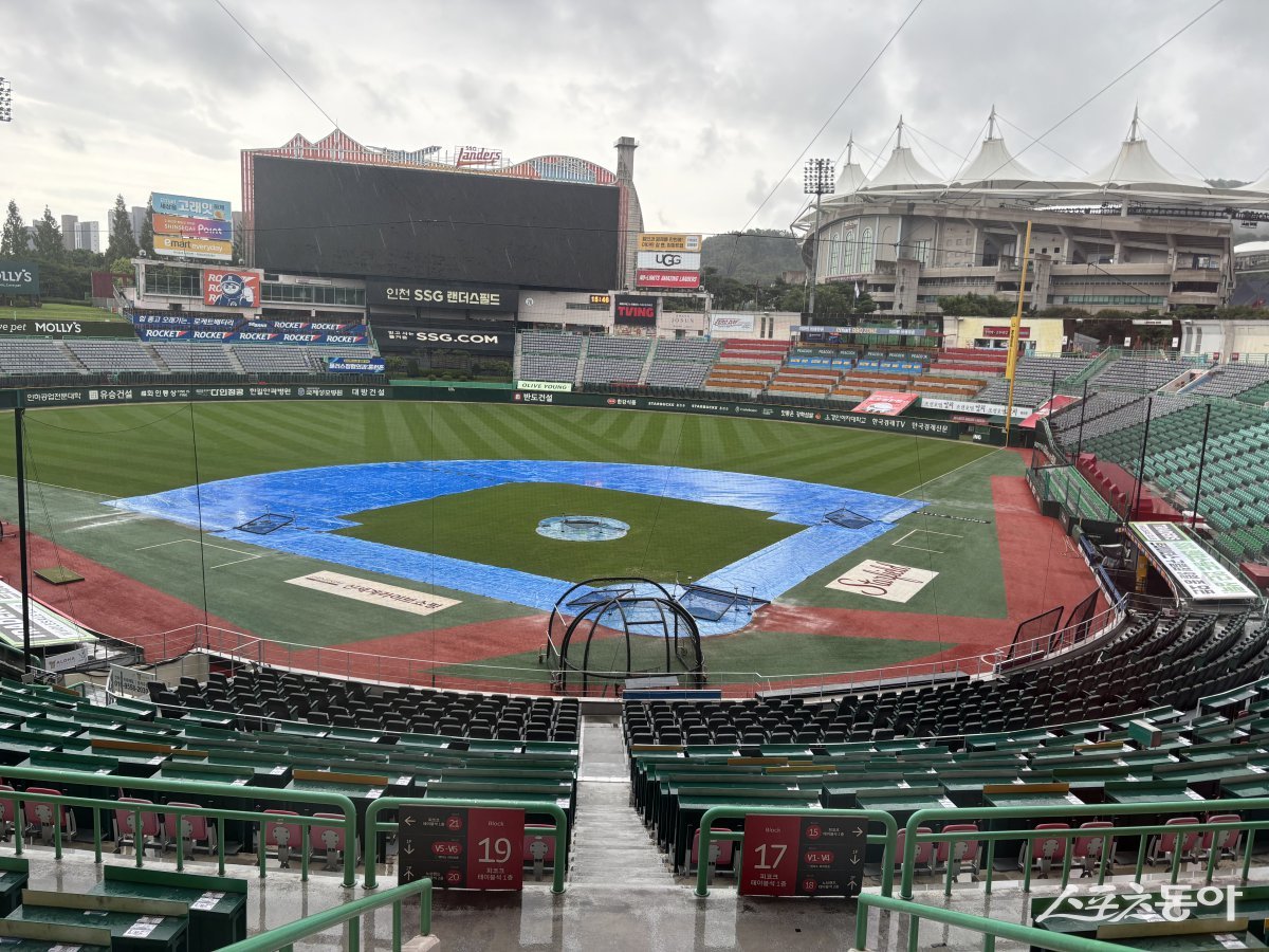 13일 인천SSG랜더스필드에서 열릴 예정이던 ‘2025 신한 SOL 뱅크 KBO리그’ 키움-SSG전이 중부지방을 강타한 폭우로 우천 순연됐다. 순연된 경기는 추후 편성될 예정이다. 인천|강산 기자 posterboy@donga.com
