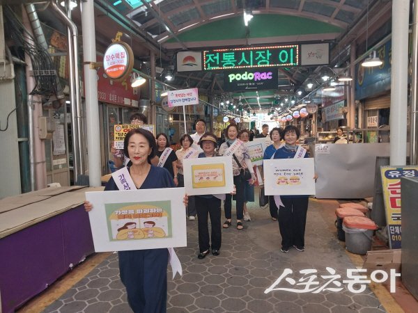 김천시가 성매매 근절과 시민 성 의식 개선을 위한 ‘성매매 방지 거리 캠페인’을 진행하고 있다. 사진제공 ㅣ 김천시