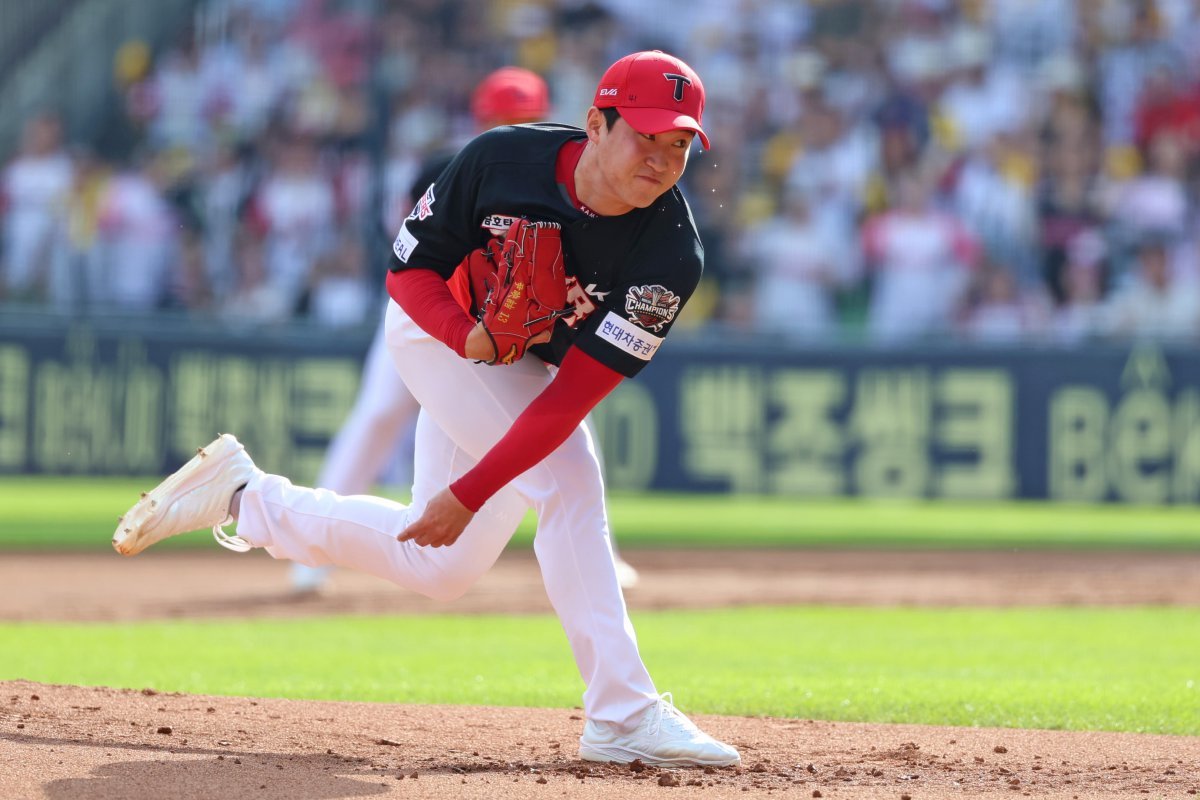 윤영철은 다음달 4일 일본 요코하마에서 토미존 수술을 받는다. 그는 지난달 왼쪽 팔꿈치 부상으로 이탈한 지 1달 만에 수술 진행을 최종적으로 결정했다. 사진제공|KIA 타이거즈