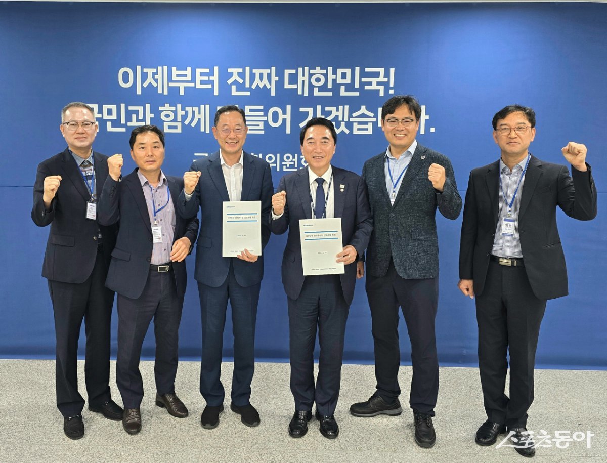 명현관 해남군수가 지난달 국정기획위원회와, 정부부처, 국회 등을 찾아 국정과제 채택을 건의했다. 사진제공=해남군