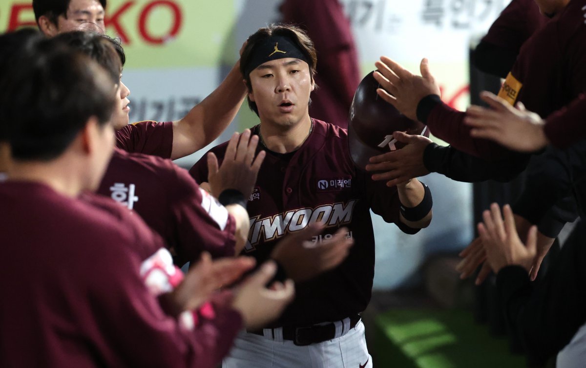 키움 김재현(가운데)이 13일 1군 엔트리에서 제외됐다. 12일 인천 SSG전 이후 오른쪽 발목에 통증을 호소해 당분간 치료에 전념할 계획이다. 뉴시스