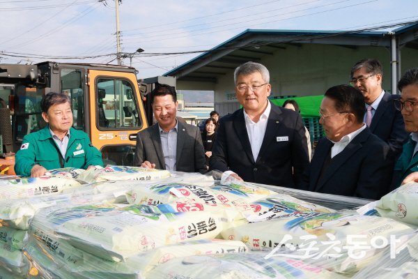 김학동 예천군수가 부자 농촌 실현을 위해 농업 현장을 방문해 소통을 하고 있다. 사진제공 ㅣ 예천군